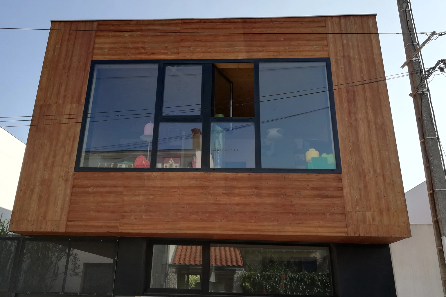 nettoyer bardage bois extérieur avec brosse entretien façade bois maison